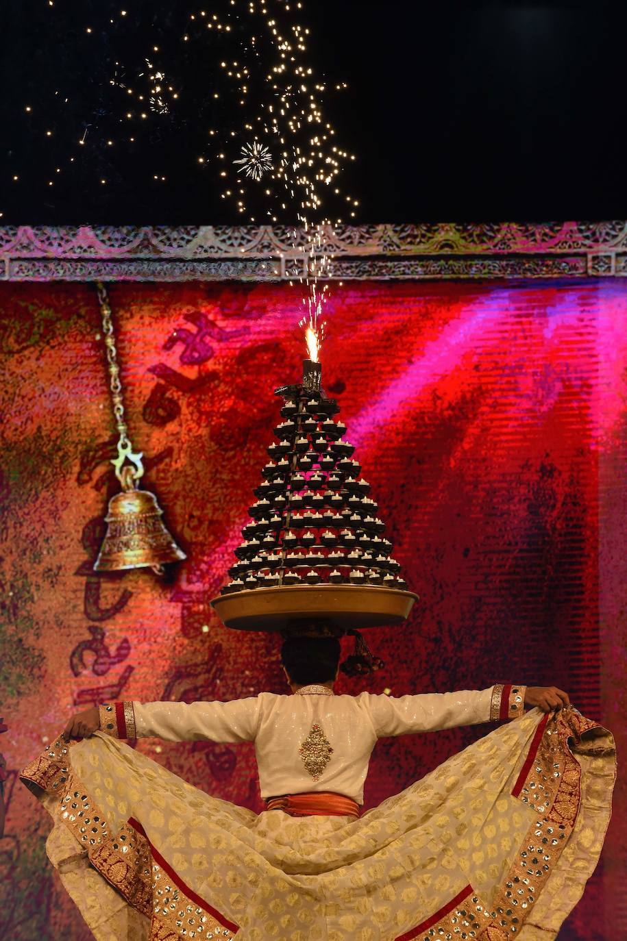 Cientos de fieles y figurantes participan en los coloridos desfiles del festival de Navratri en honor a la diosa hindú Mata Vaishno Davi, en Katra, en la Cachemira india.