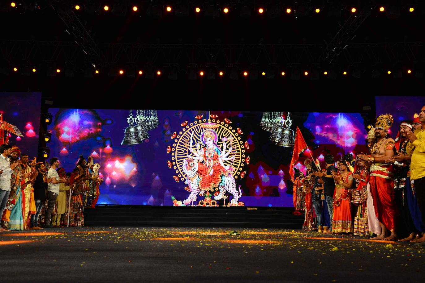 Cientos de fieles y figurantes participan en los coloridos desfiles del festival de Navratri en honor a la diosa hindú Mata Vaishno Davi, en Katra, en la Cachemira india.