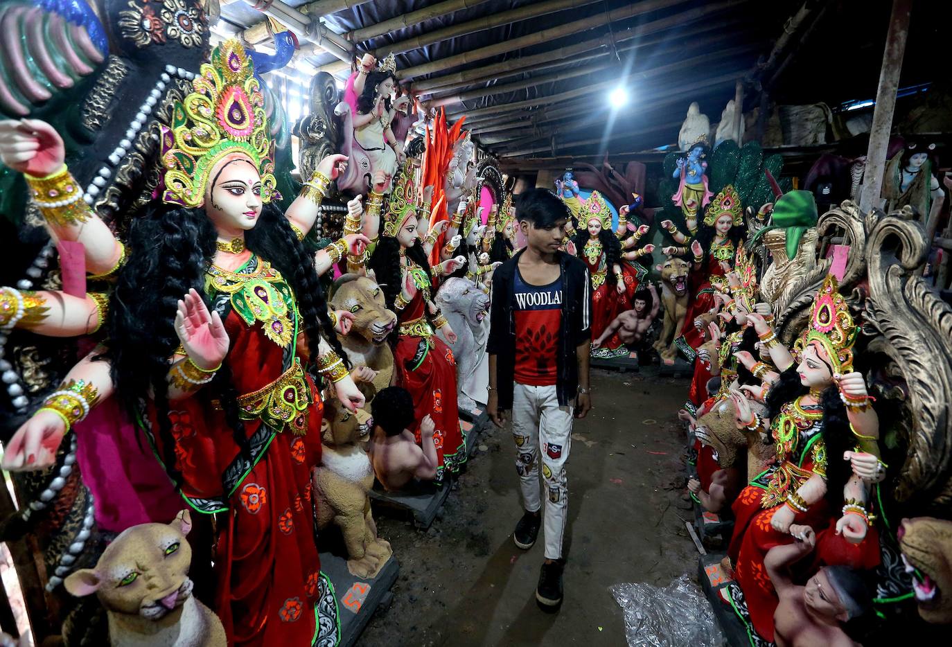 Cientos de fieles y figurantes participan en los coloridos desfiles del festival de Navratri en honor a la diosa hindú Mata Vaishno Davi, en Katra, en la Cachemira india.