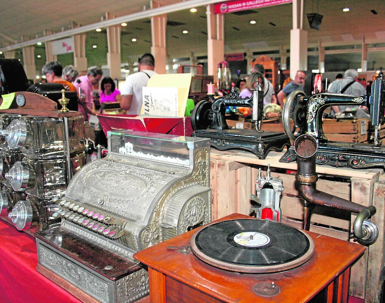 Asistentes observan la gran exposición del Desembalaje de Antigüedades. B. M. P. / EFQ