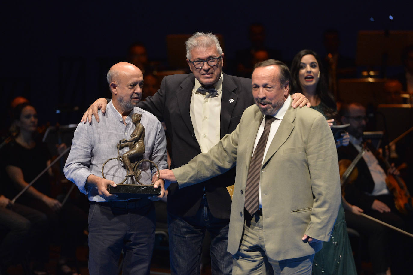 'La Verdad' otorga los premios 'Los Mejores' a la Academia General del Aire, Carmen Gil, Carlos Moreno y los festivales de teatro de San Javier y Molina de Segura por su dedicación y compromiso.