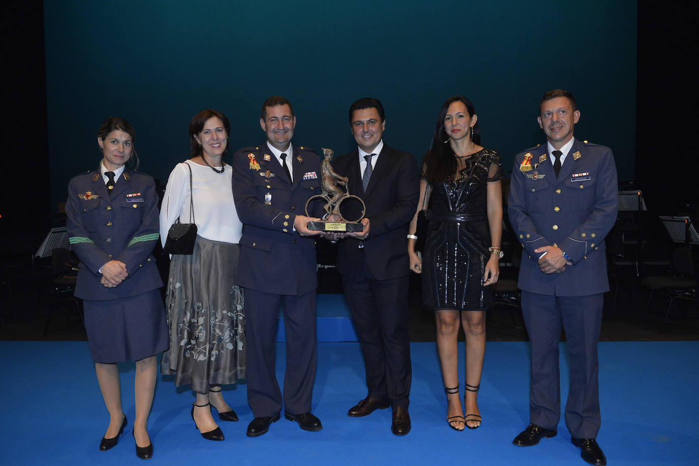 'La Verdad' otorga los premios 'Los Mejores' a la Academia General del Aire, Carmen Gil, Carlos Moreno y los festivales de teatro de San Javier y Molina de Segura por su dedicación y compromiso.