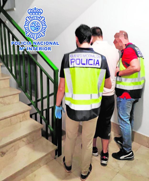 A prisión por atracar a jóvenes de las que después abusaba
