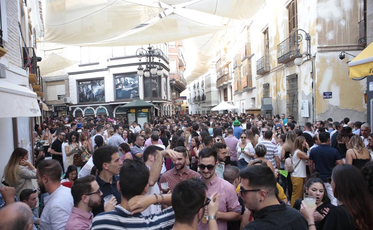 Imagen de archivo de la pasada feria con las calles abarrotadas de gente. 