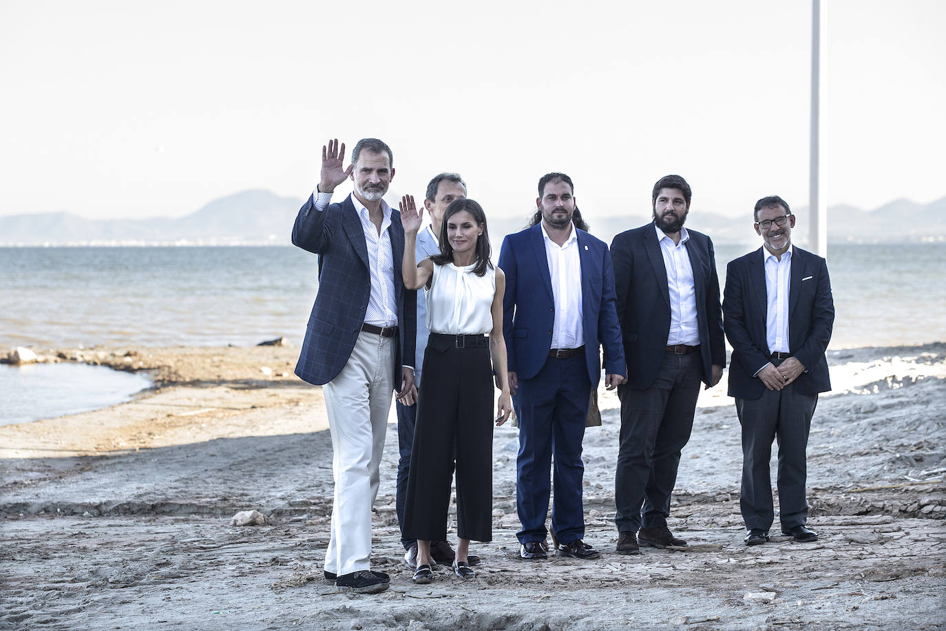 Don Felipe y Doña Letizia saludan a un grupo de vecinos de Los Alcázares a su llegada al municipio, acompañados por el alcalde, Mario Cervera.