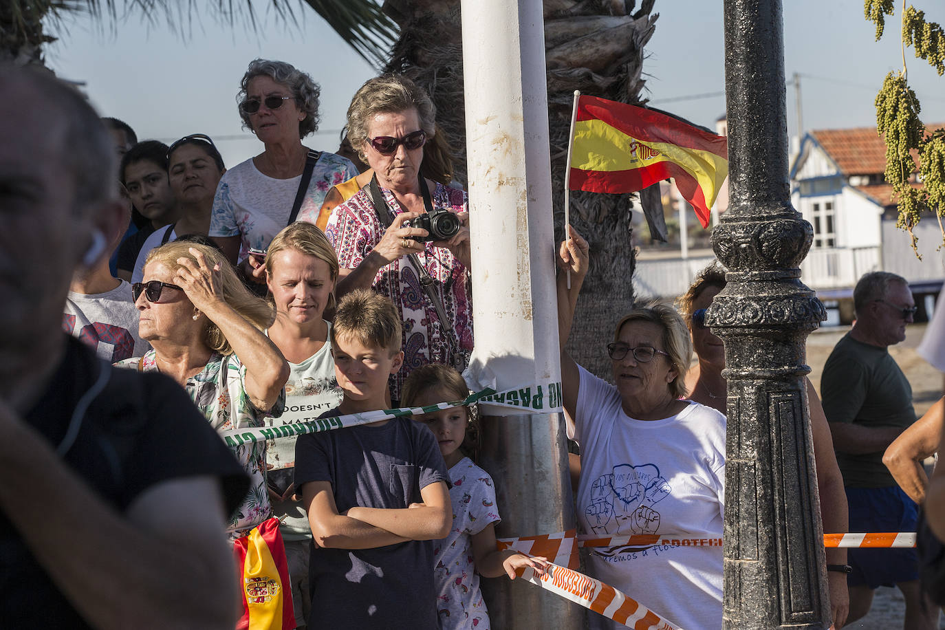 Don Felipe y Doña Letizia saludan a un grupo de vecinos de Los Alcázares a su llegada al municipio, acompañados por el alcalde, Mario Cervera.