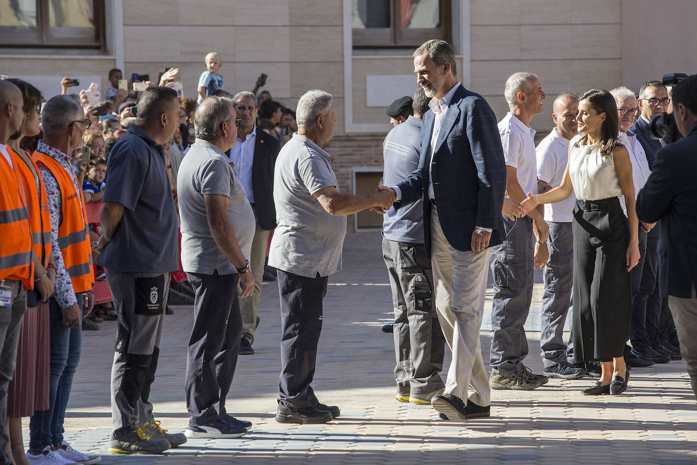 Don Felipe y Doña Letizia saludan a un grupo de vecinos de Los Alcázares a su llegada al municipio, acompañados por el alcalde, Mario Cervera.