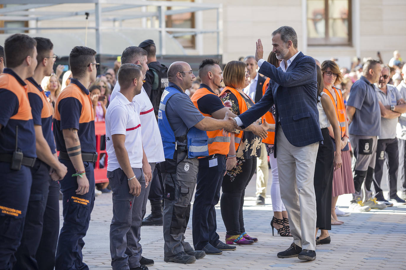 Don Felipe y Doña Letizia saludan a un grupo de vecinos de Los Alcázares a su llegada al municipio, acompañados por el alcalde, Mario Cervera.