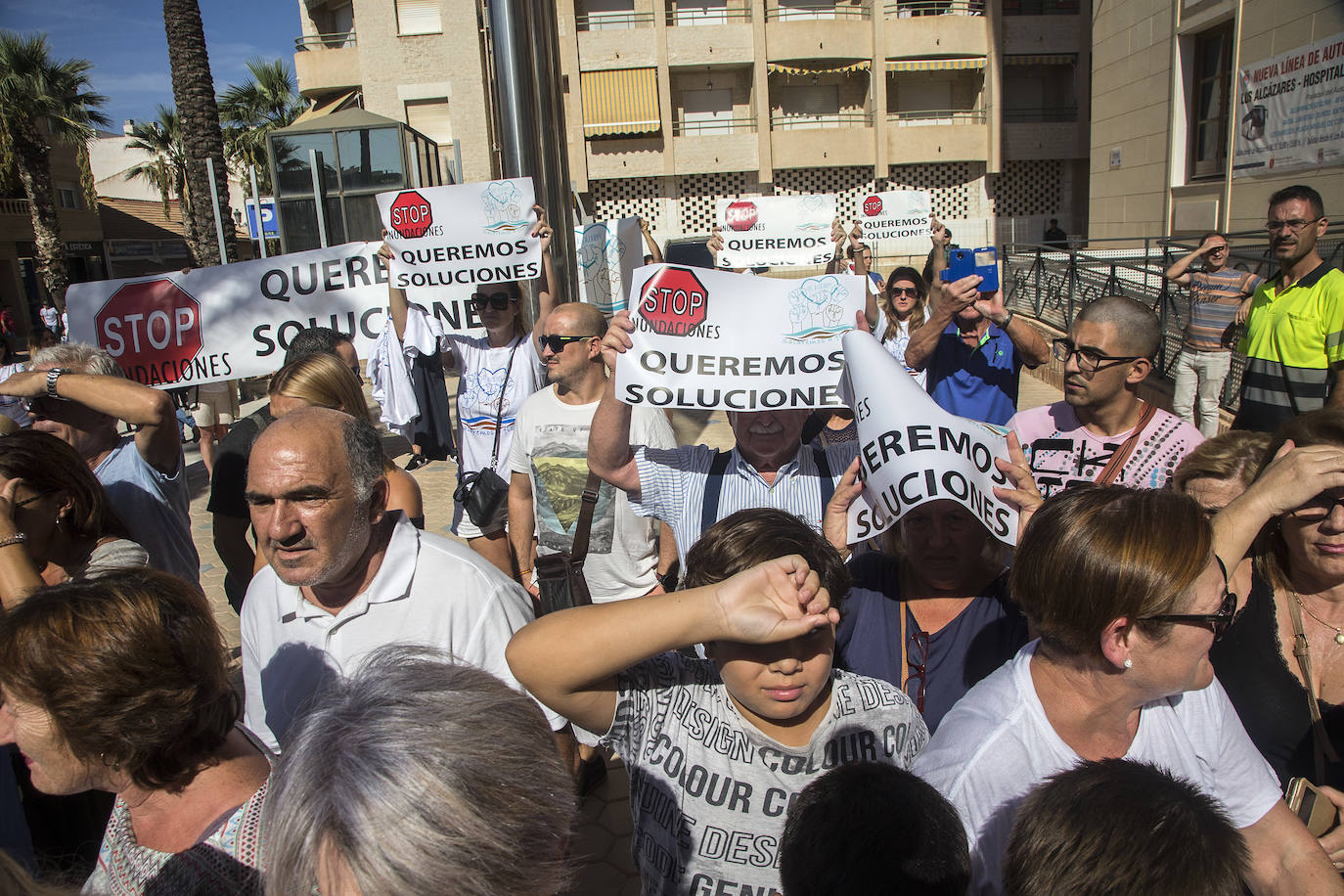 Don Felipe y Doña Letizia saludan a un grupo de vecinos de Los Alcázares a su llegada al municipio, acompañados por el alcalde, Mario Cervera.