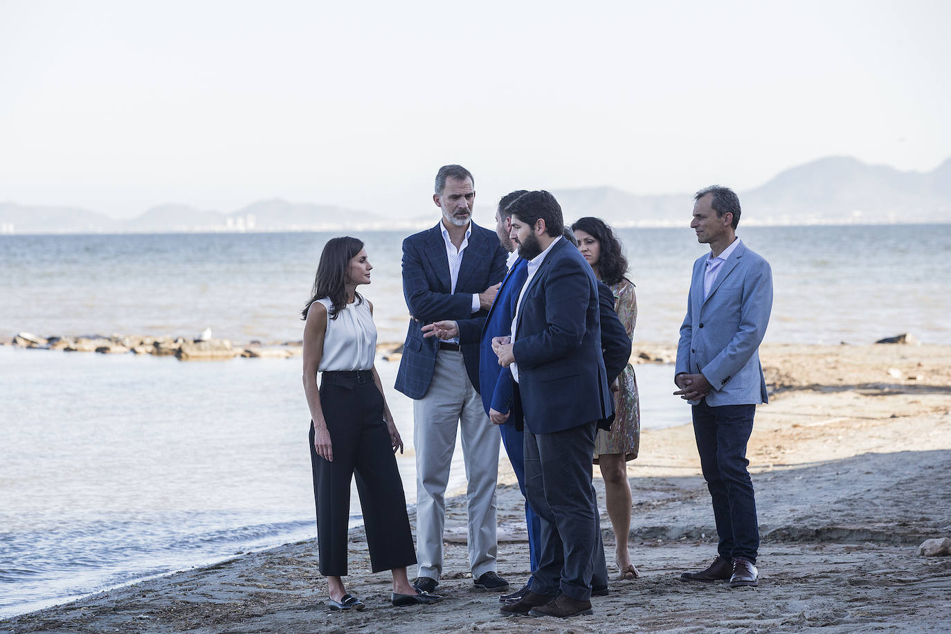 Don Felipe y Doña Letizia saludan a un grupo de vecinos de Los Alcázares a su llegada al municipio, acompañados por el alcalde, Mario Cervera.