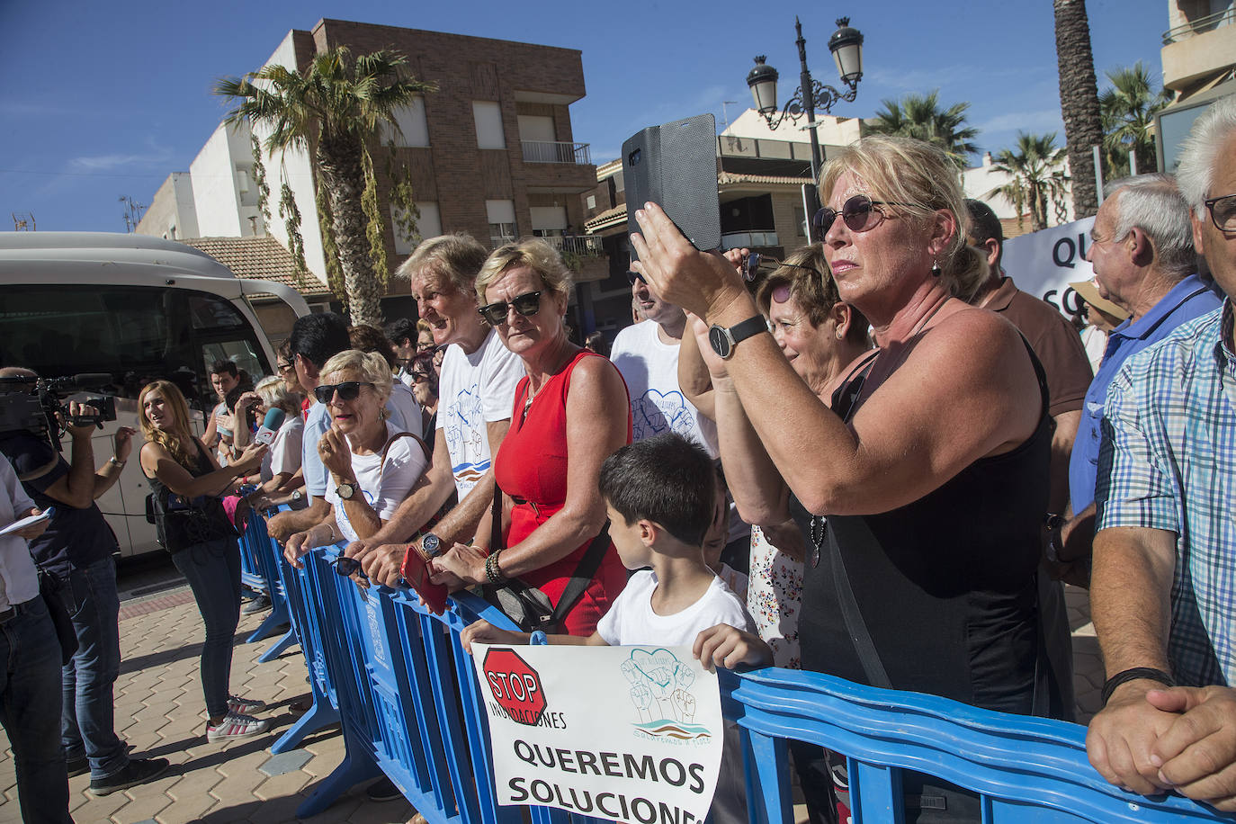 Don Felipe y Doña Letizia saludan a un grupo de vecinos de Los Alcázares a su llegada al municipio, acompañados por el alcalde, Mario Cervera.