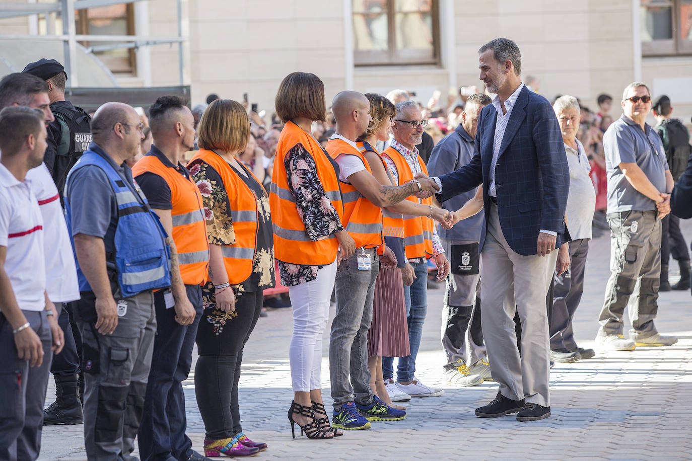 Don Felipe y Doña Letizia saludan a un grupo de vecinos de Los Alcázares a su llegada al municipio, acompañados por el alcalde, Mario Cervera.