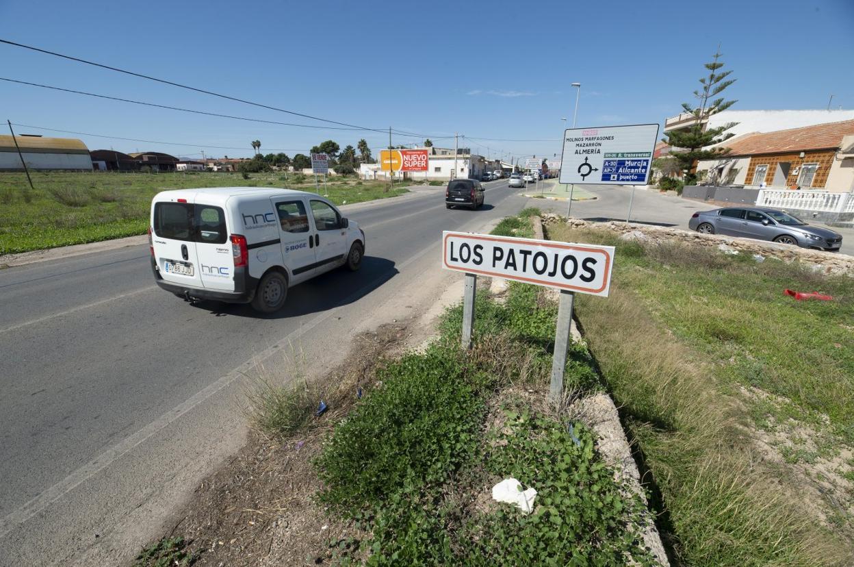 La carretera RM-332 a su entrada en Los Patojos, en la zona donde está prevista la urbanización. 