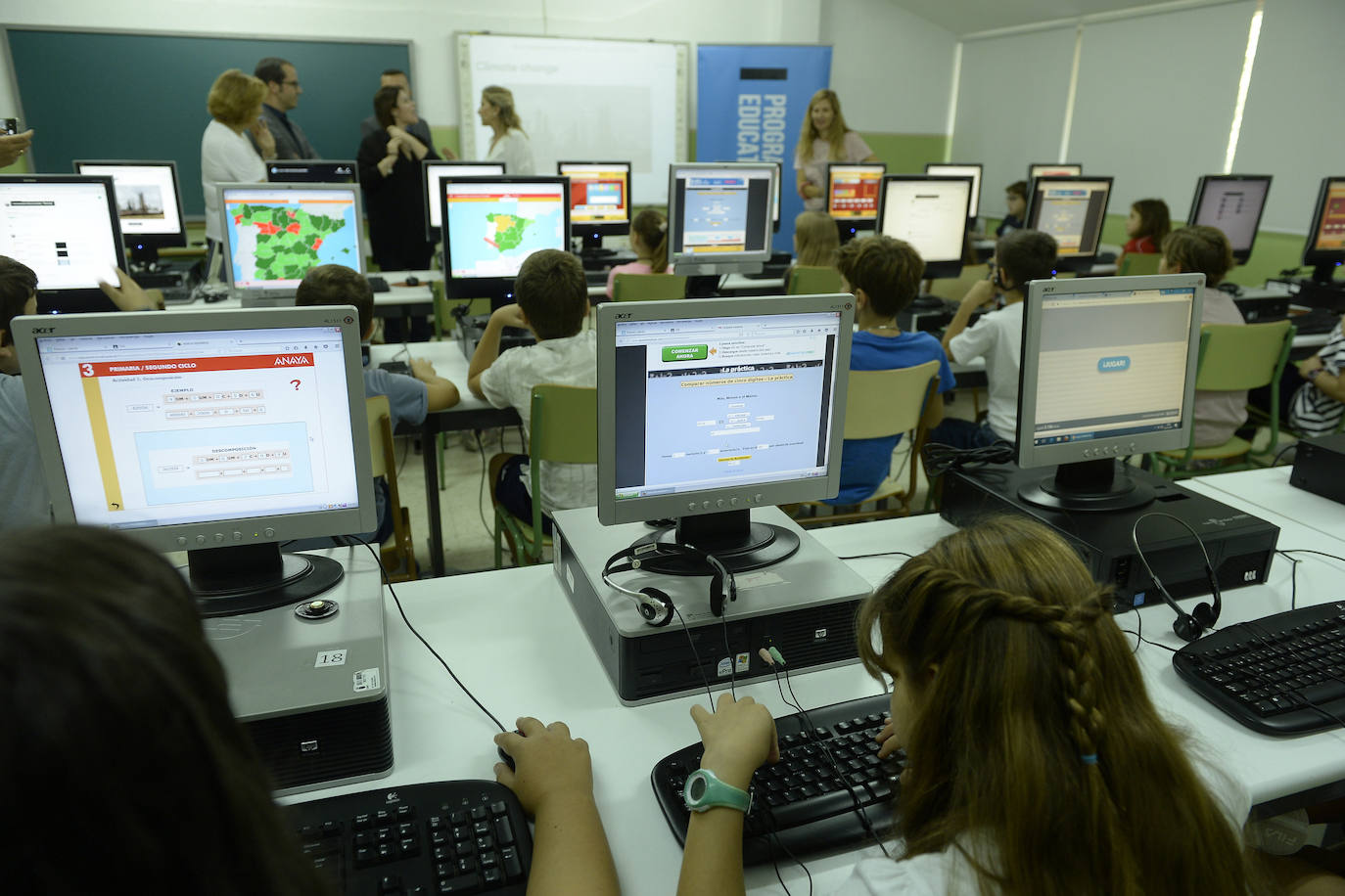 Nativos digitales, más de 32.000 estudiantes murcianos seguirán este curso sus clases y enseñanza con el programa educativo que reemplaza, en un porcentaje variable, los libros de texto y apuntes en papel por material didáctico que manejan los chicos desde su tableta y ordenador.