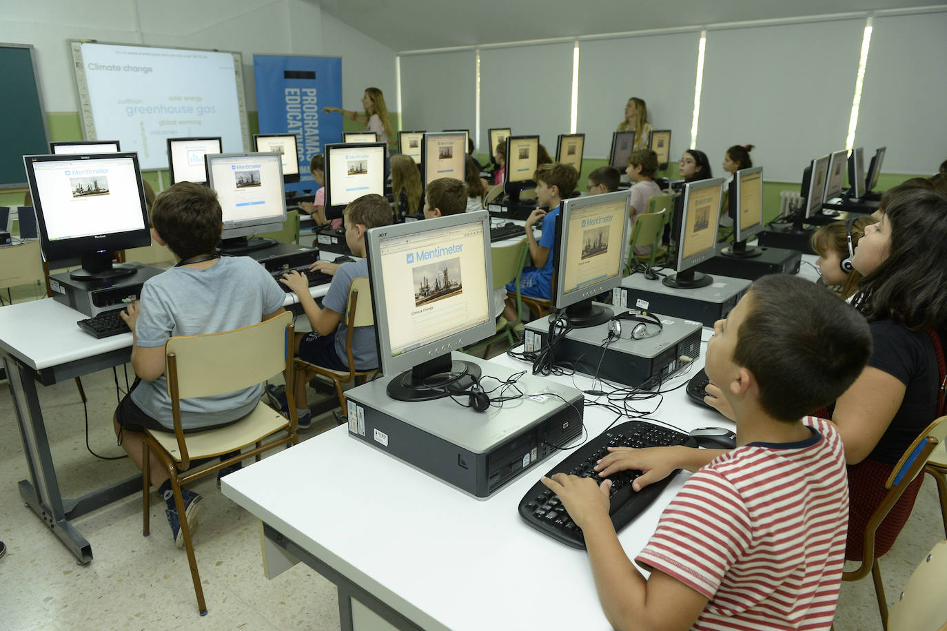 Nativos digitales, más de 32.000 estudiantes murcianos seguirán este curso sus clases y enseñanza con el programa educativo que reemplaza, en un porcentaje variable, los libros de texto y apuntes en papel por material didáctico que manejan los chicos desde su tableta y ordenador.