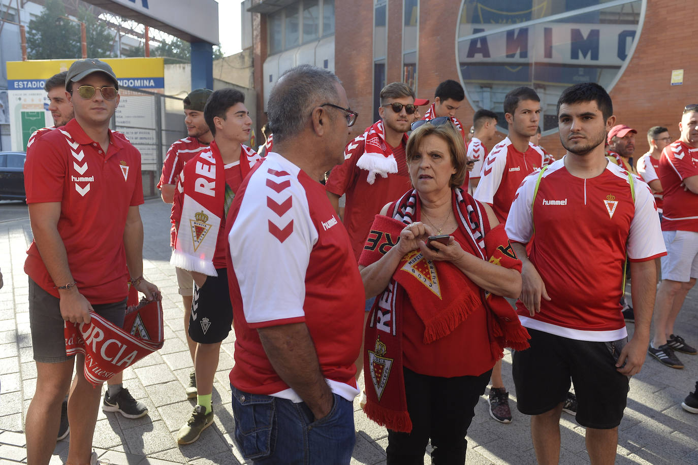 Un gran número de aficionados acudieron a La Condomina con antelación, especialmente murcianistas que recibieron a su equipo