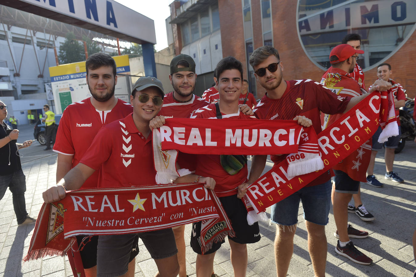 Un gran número de aficionados acudieron a La Condomina con antelación, especialmente murcianistas que recibieron a su equipo