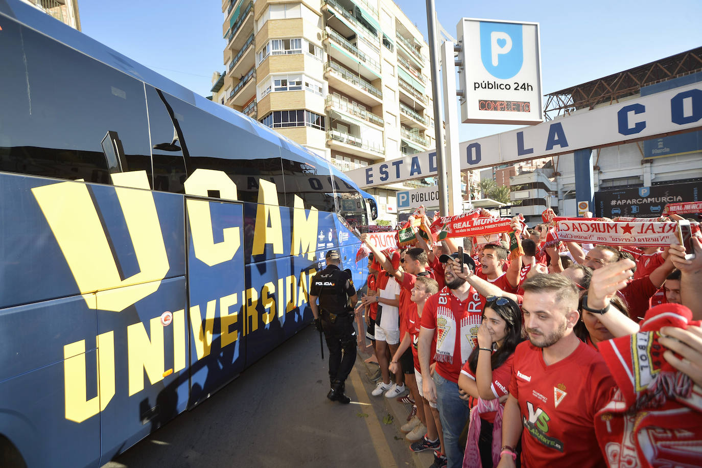 Un gran número de aficionados acudieron a La Condomina con antelación, especialmente murcianistas que recibieron a su equipo