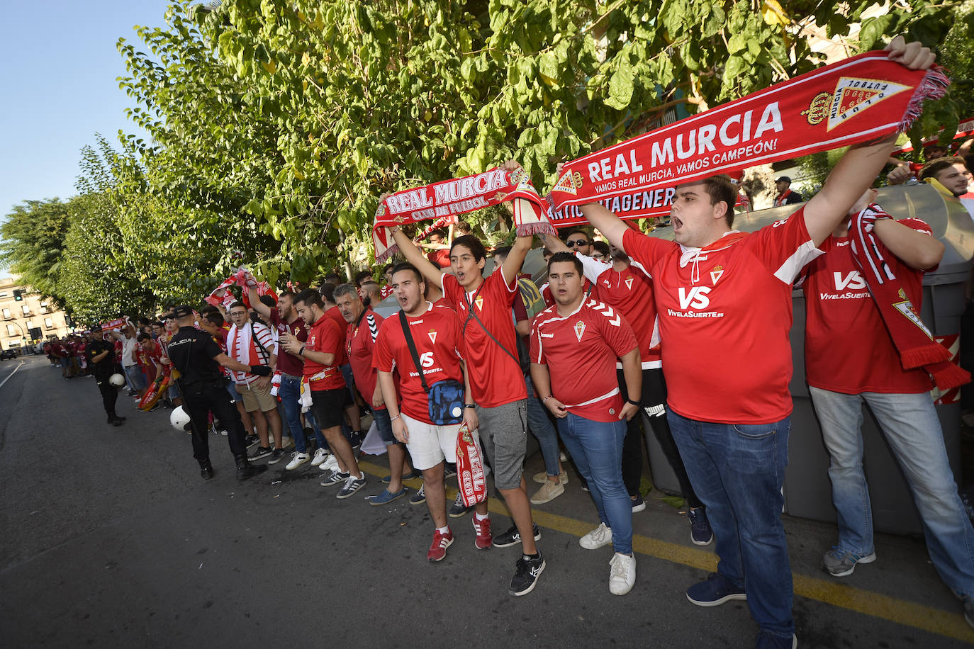 Un gran número de aficionados acudieron a La Condomina con antelación, especialmente murcianistas que recibieron a su equipo