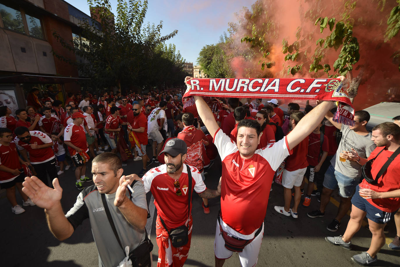 Un gran número de aficionados acudieron a La Condomina con antelación, especialmente murcianistas que recibieron a su equipo