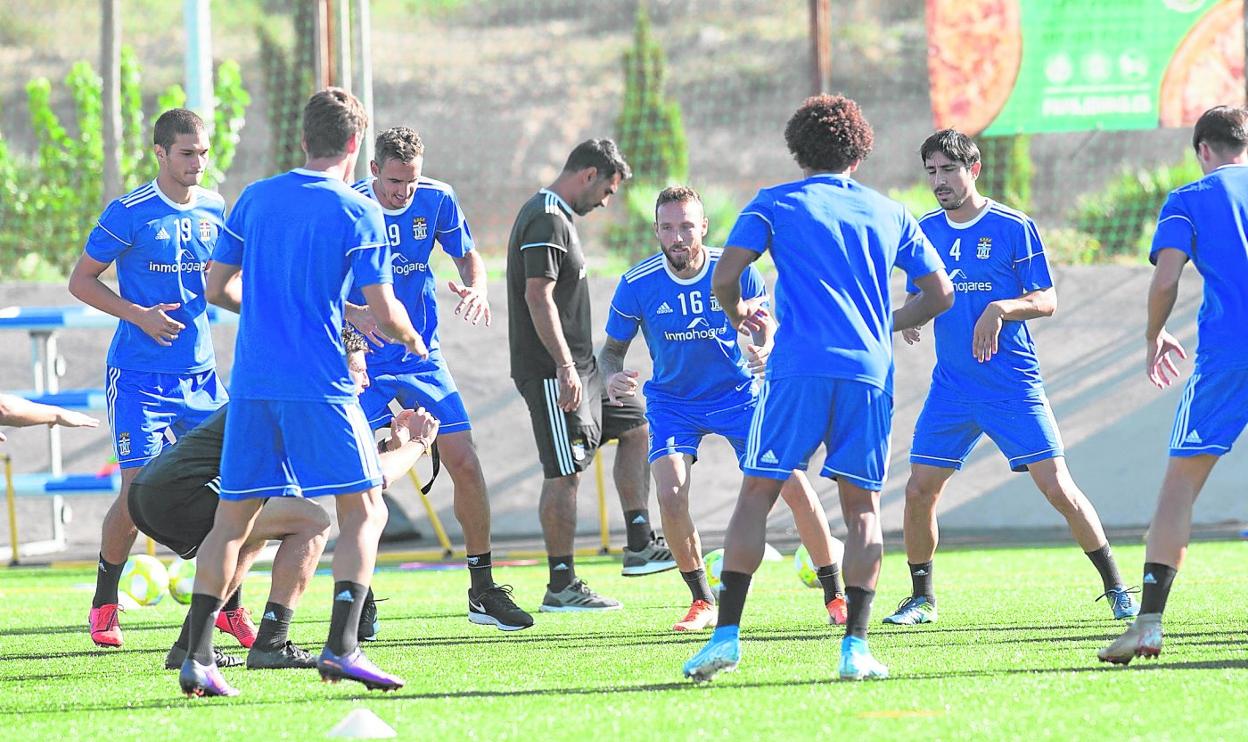 José Ángel Jurado, con el 16, en medio de un grupo de jugadores del Cartagena, durante el entrenamiento del viernes en Barrio Peral. 