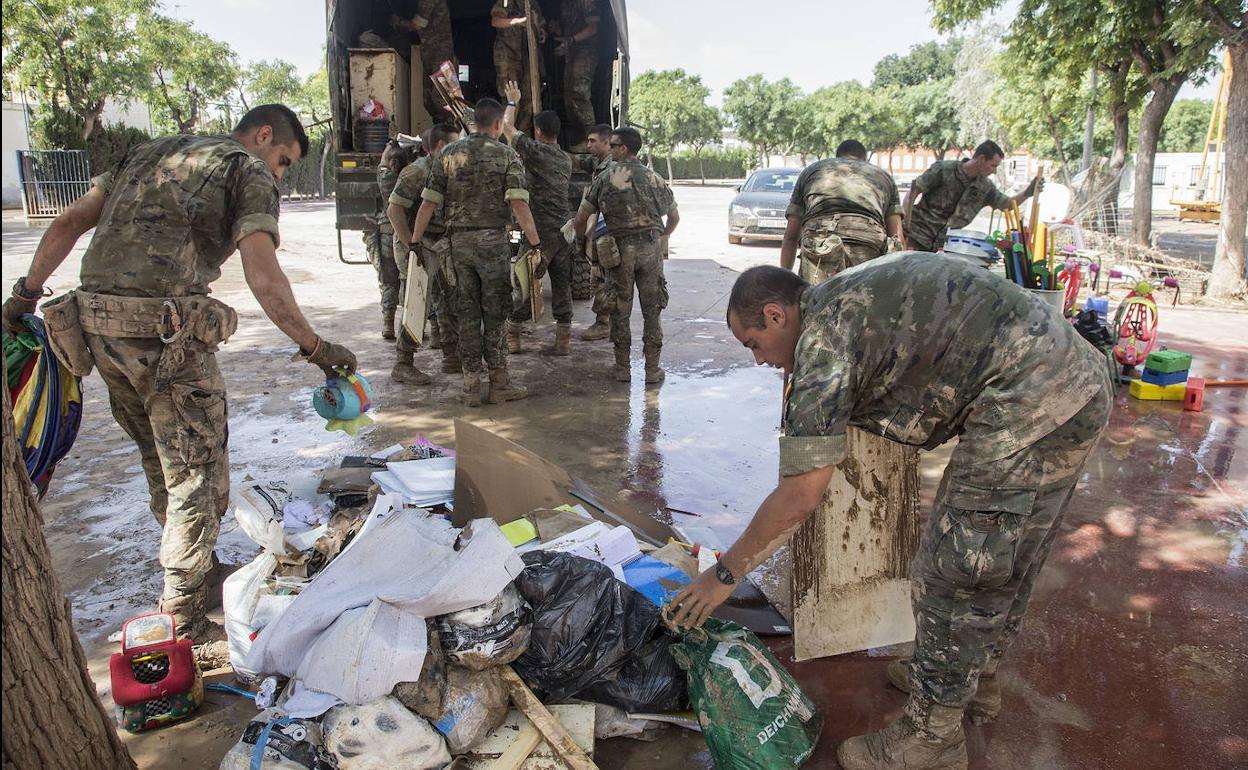 Efectivos de la Unidad Militar de Emergencias (UME), en el instituto Antonio Menárguez de Los Alcázares tras las inundaciones de septiembre. 