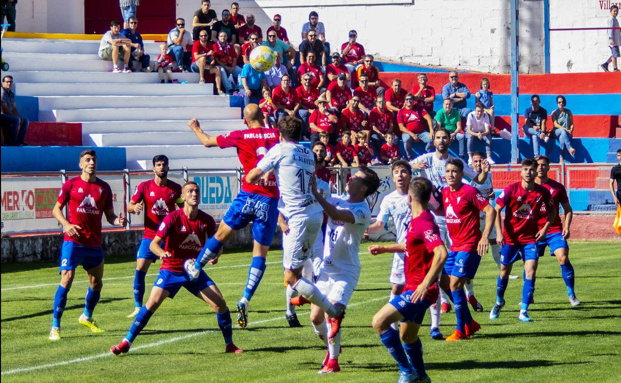 Alayeto salta con Pablo García, este sábado, durante el partido.