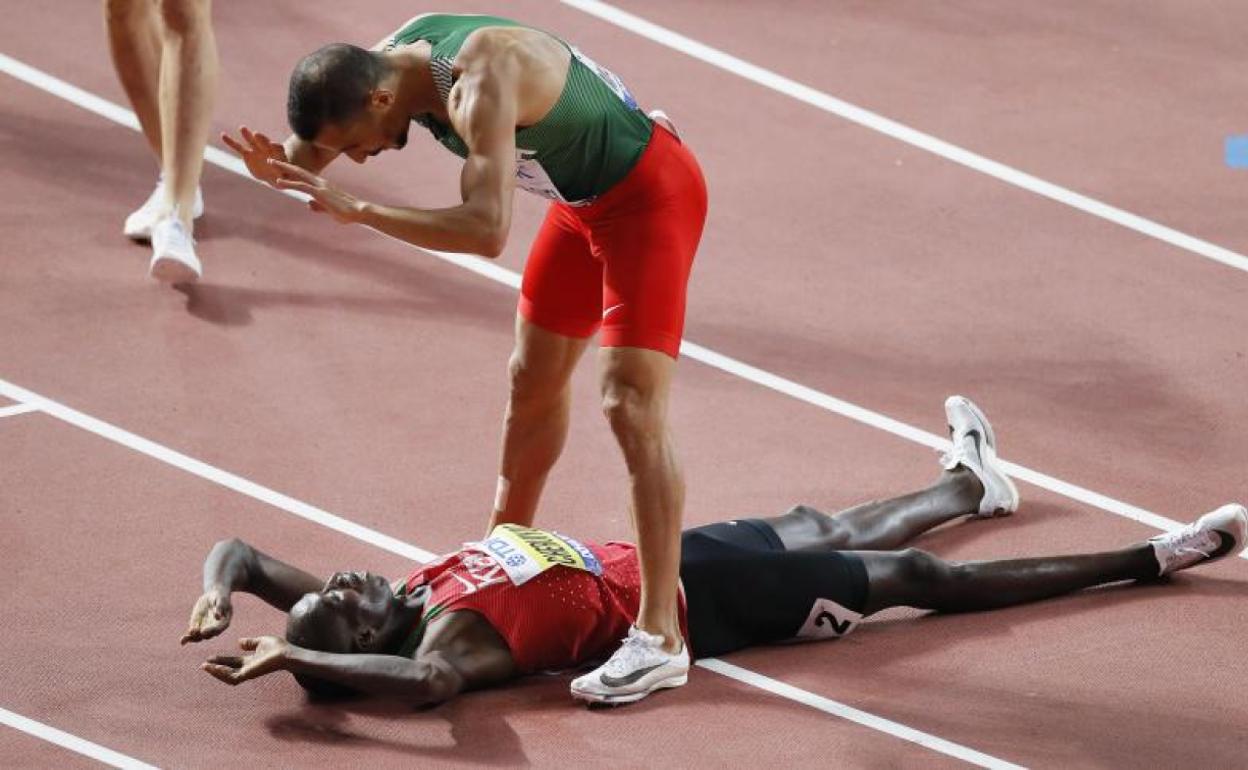 Cheruiyot, en el tartán, es felicitado por el marroquí Makhloufi tras ganar el 1.500. 