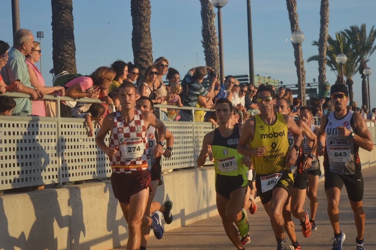 El atleta del Mandarache consigue el triunfo con un tiempo de 33:02 minutos en los 10 kilómetros, por los 38:16 para la corredora de la Juventud Atlética Elche