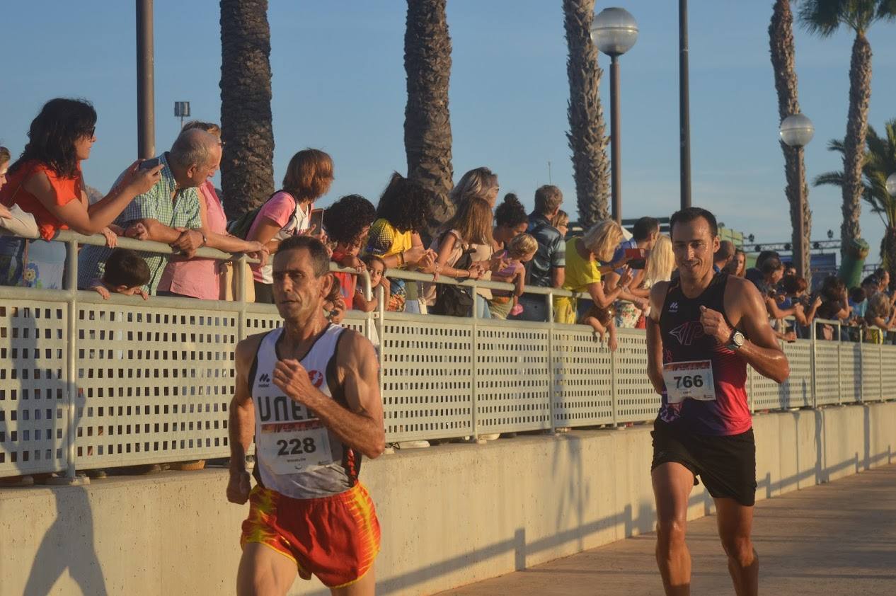 El atleta del Mandarache consigue el triunfo con un tiempo de 33:02 minutos en los 10 kilómetros, por los 38:16 para la corredora de la Juventud Atlética Elche