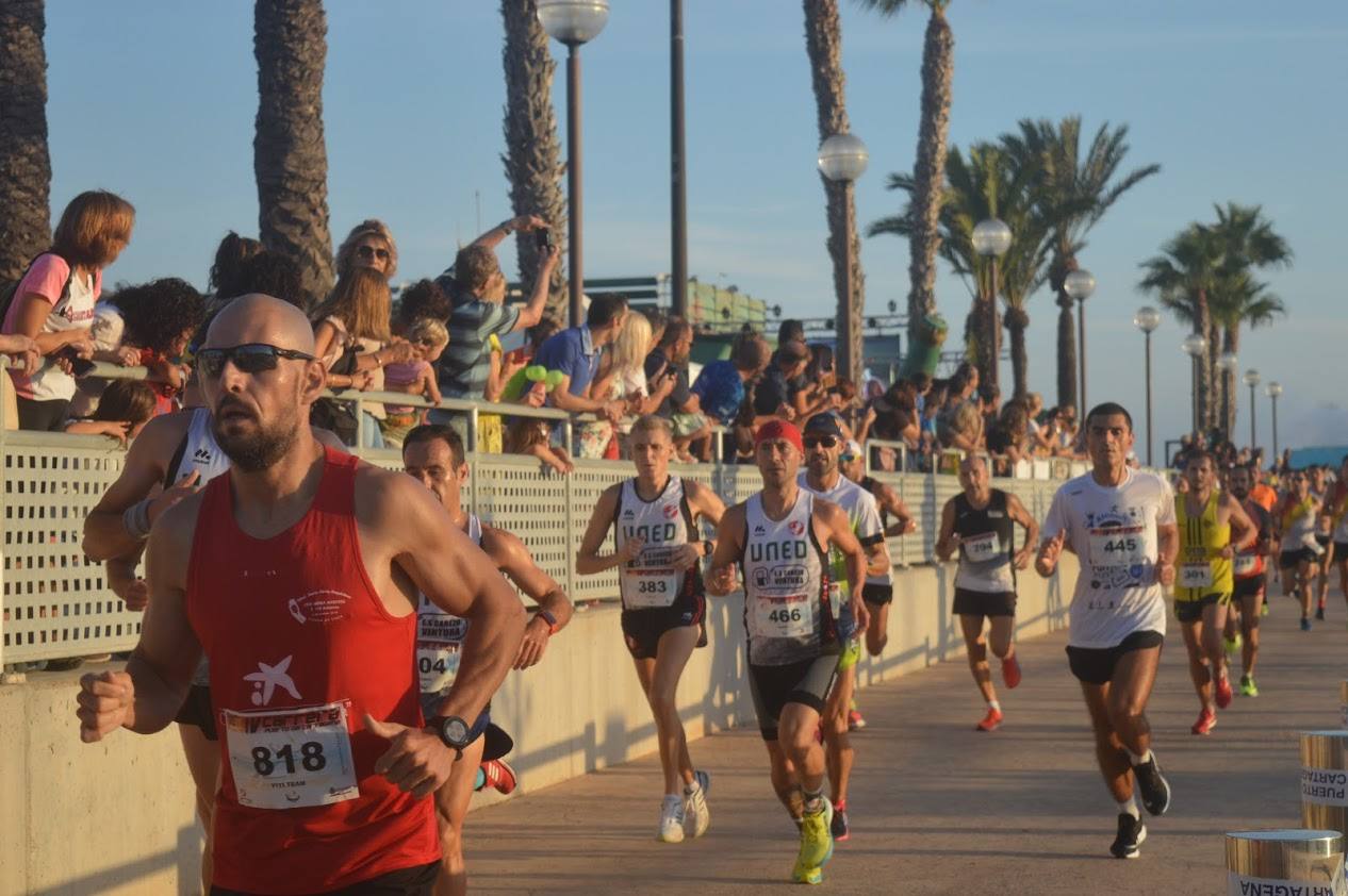 El atleta del Mandarache consigue el triunfo con un tiempo de 33:02 minutos en los 10 kilómetros, por los 38:16 para la corredora de la Juventud Atlética Elche