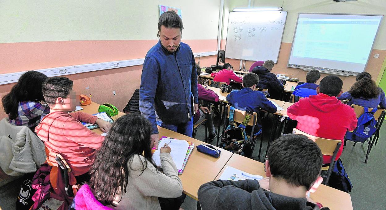 Alumnos del instituto Miguel de Cervantes de Murcia asisten a clases de refuerzo por la tarde el curso pasado. 