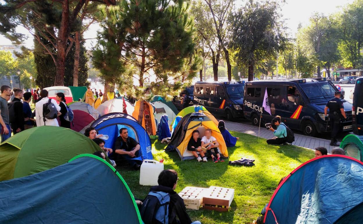 Acampada frente al Ministerio de Transición Ecológica. 