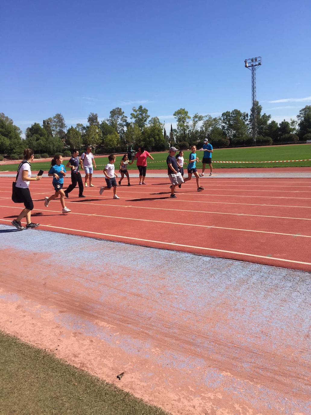 Las 'mini olimpiadas' de atletismo y el fútbol sala fueron las actividades del pasado miércoles, 2 de octubre