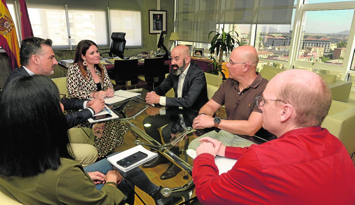 El presidente y otros representantes de Fampace, ayer, con la consejera de Educación. 