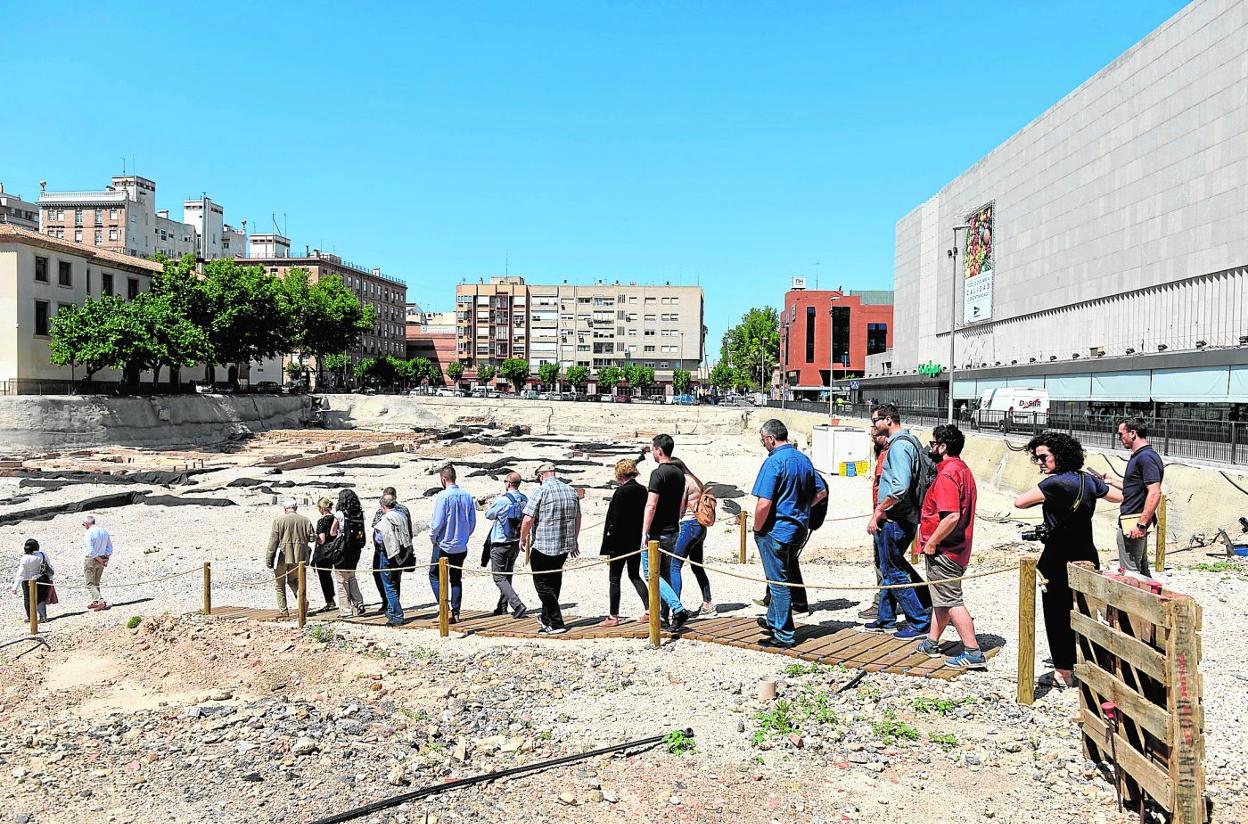 Un grupo de arquitectos, durante la visita que hicieron sobre el terreno antes de verano. 