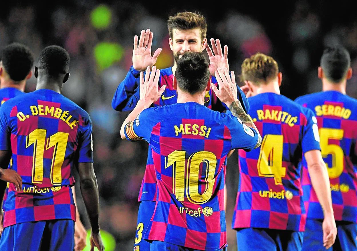 Gerard Piqué felicita a Leo Messi tras el gol del argentino al Sevilla en el Camp Nou, el pasado domingo. 