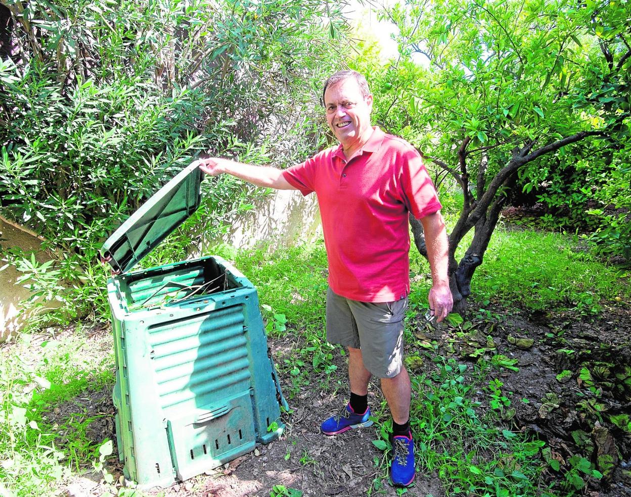 José Luis Munuera junto a la compostadora de su casa en la huerta. 
