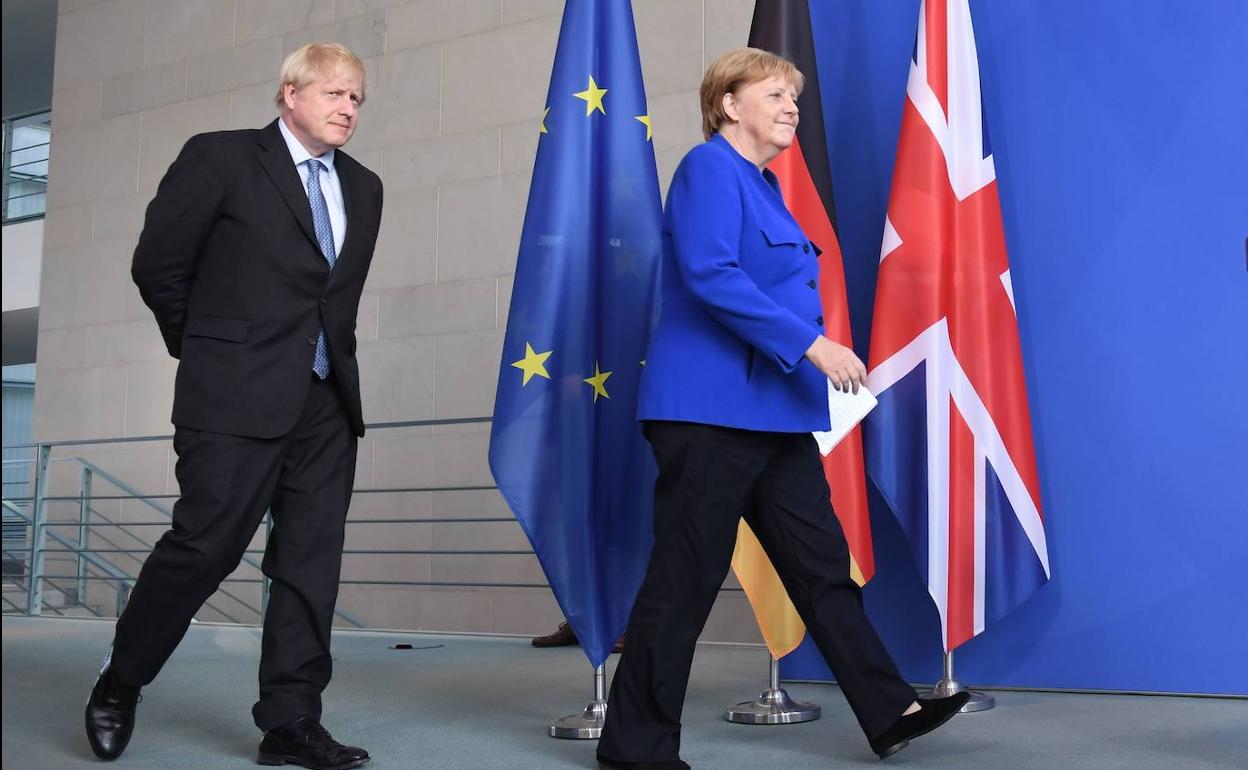Boris Johnson, con la canciller Angela Merkel, en su primera visita como jefe del Gobierno británico a Berlín, en agosto pasado.