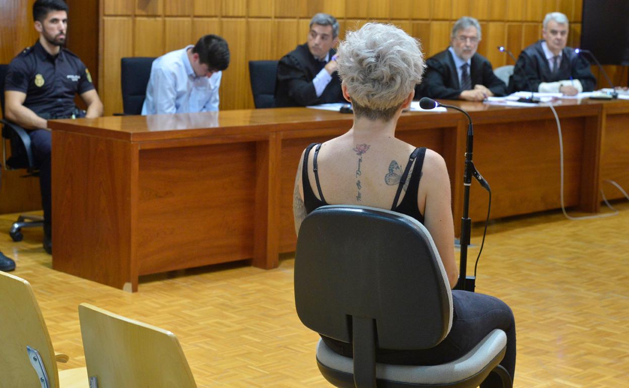 Rosa María, madre de la joven asesinada, increpa al acusado, al fondo, con la vista en el suelo.