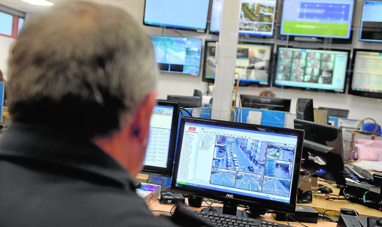 Un agente supervisa uno de los monitores de la Sala de Tráfico de la Policía Local. 