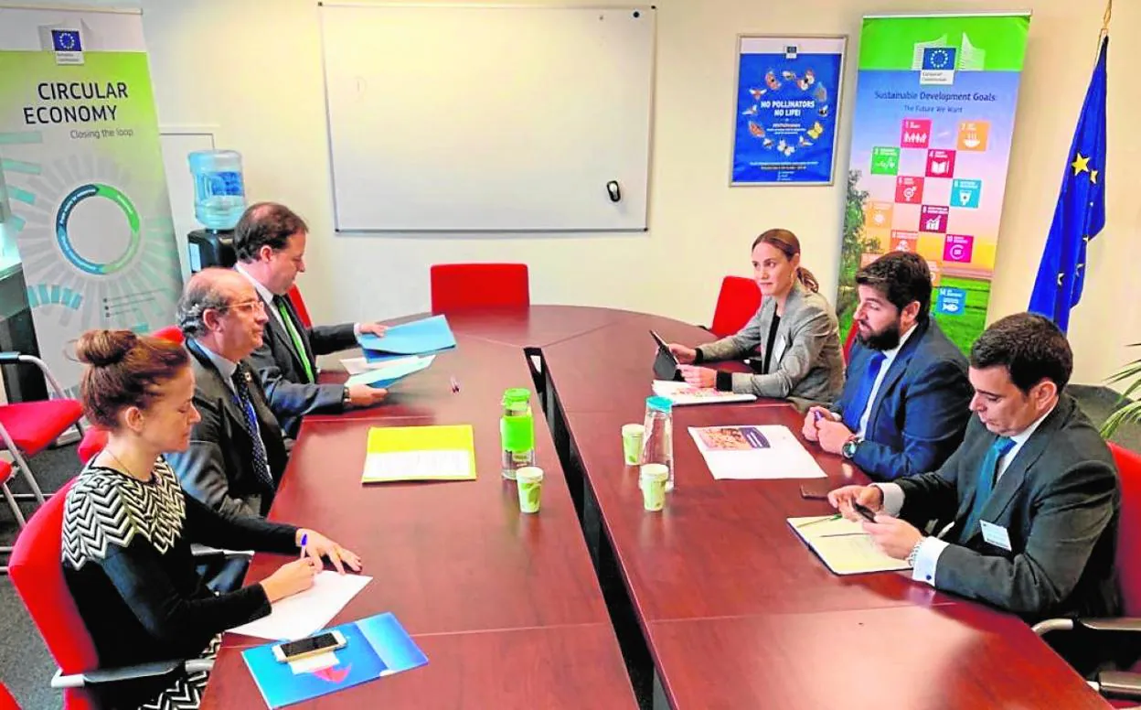 A la izquierda, Lucía Iglesias, Daniel Calleja y José María Ramos Florido, de la Dirección General de Medio Ambiente. Enfrente, Díez de Revenga, López Miras y Lucía Huertas, ayer en Bruselas. 