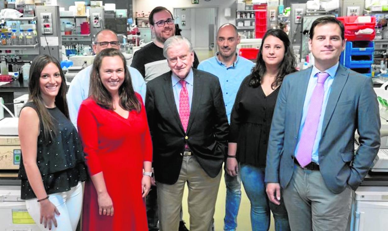 El equipo investigador del CNIC. Detrás, con gafas y barba, el biotecnólogo alhameño Carlos Cerón. Delante de él, en el centro, Valentín Fuster. 