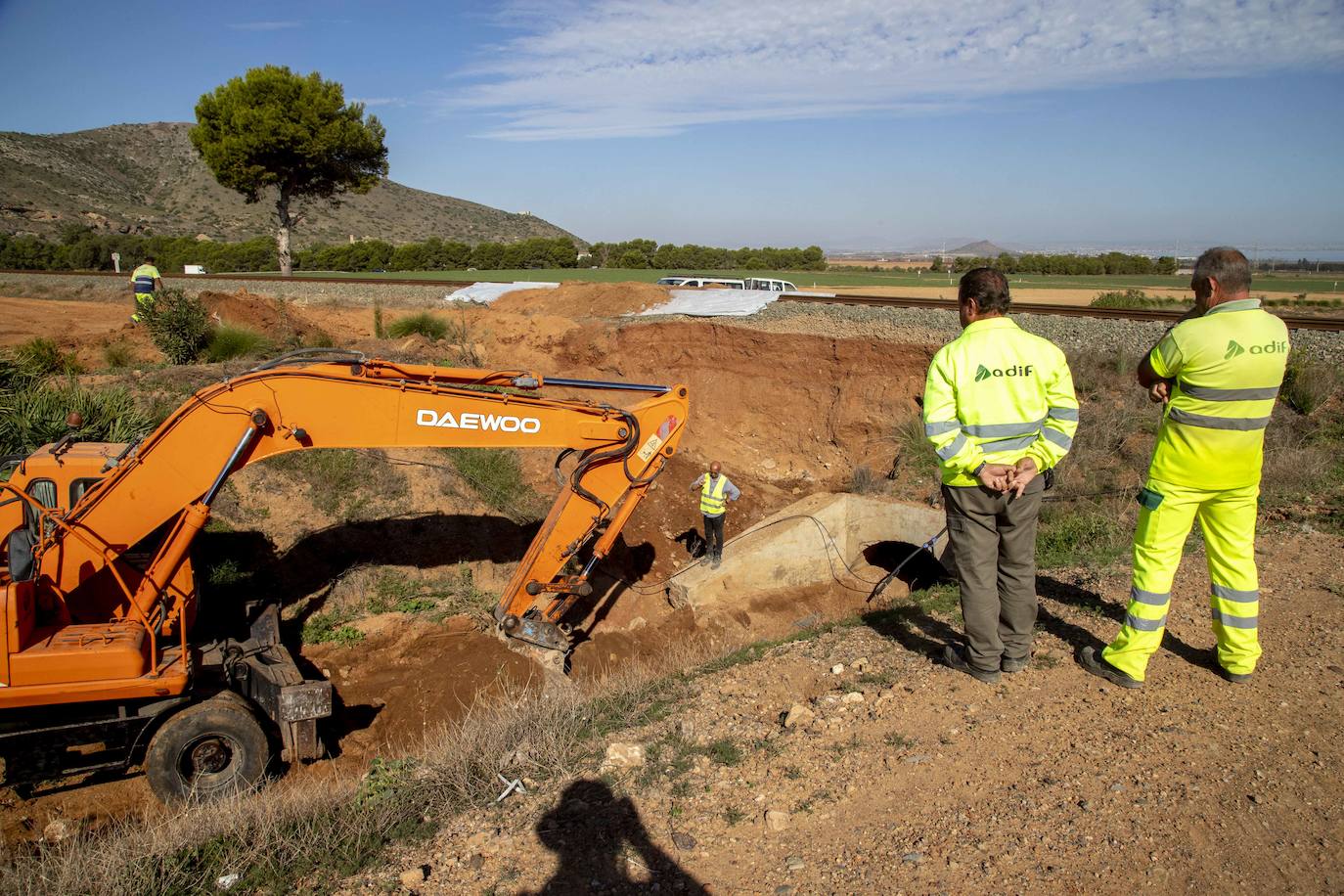 Adif repara los daños causados por la lluvia hace un mes en este trazado y entre Murcia y Cartagena, por donde tampoco circulan trenes