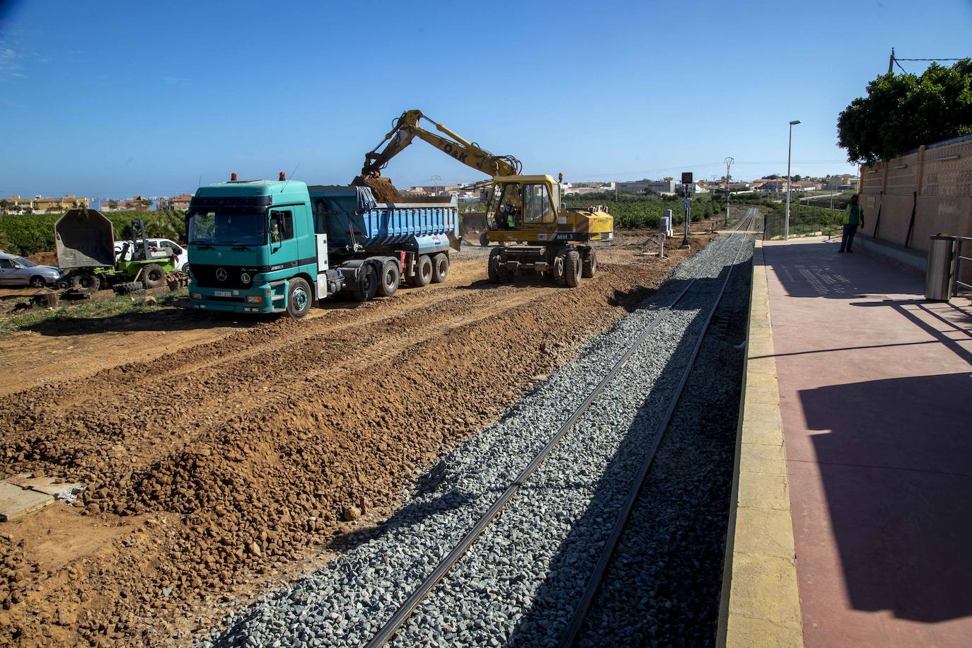 Adif repara los daños causados por la lluvia hace un mes en este trazado y entre Murcia y Cartagena, por donde tampoco circulan trenes