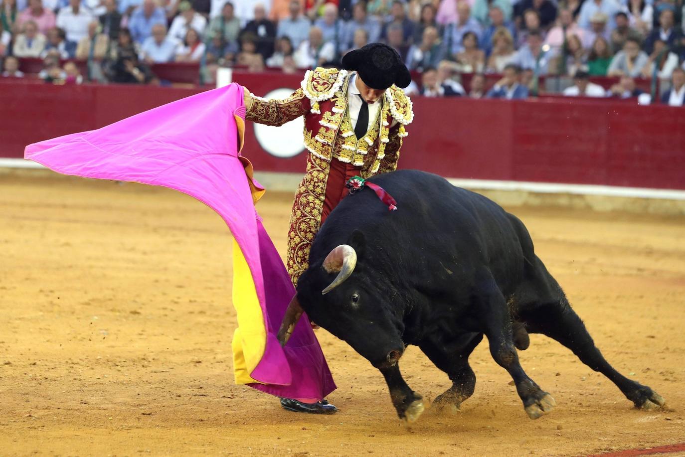 El torero lorquino perdió la puerta grande por el descabello en el séptimo festejo de la Feria del Pilar