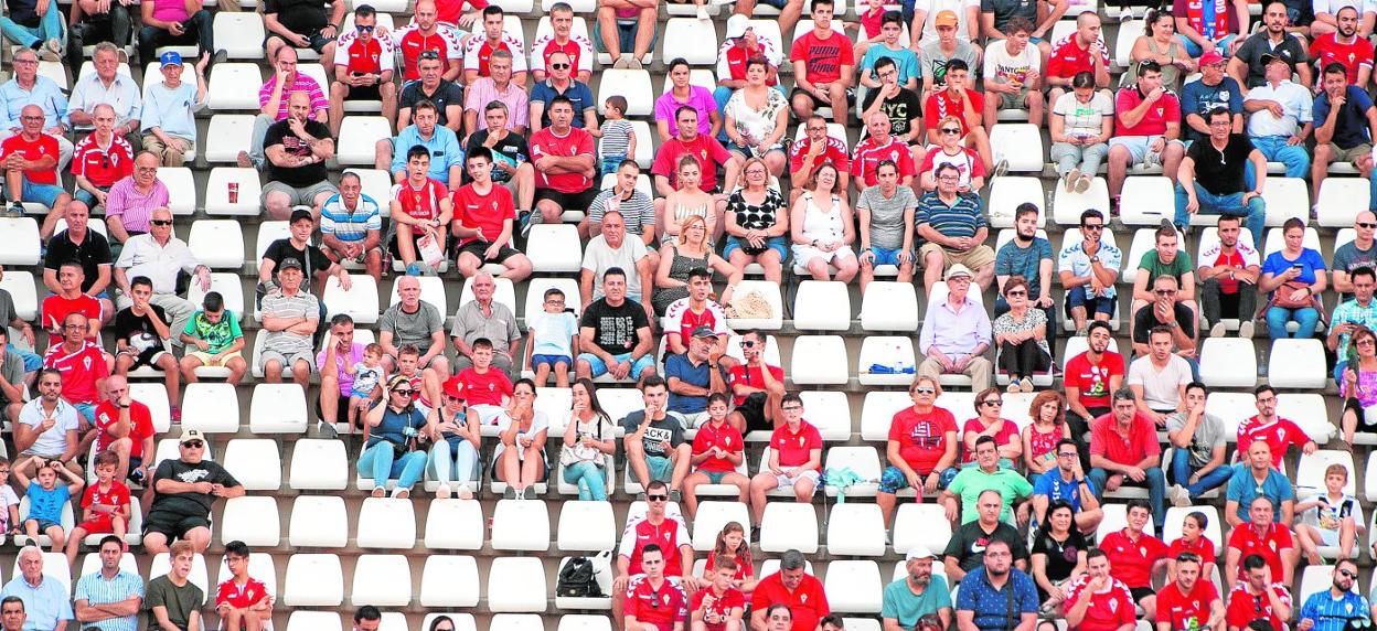 Imagen de la grada en el encuentro entre el Murcia y el Villarrobledo con parte de los asientos vacíos. 