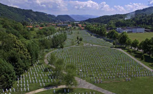 Camposanto en memoria de los musulmanes asesinados por los serbios en Srebrenica.