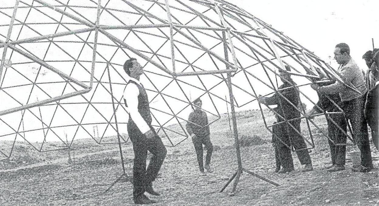 Estructuras metálicas. Hombres ayudando a montar una cúpula del calasparreño. 