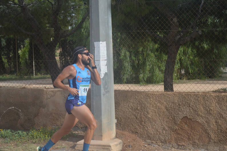 El ganador masculino completa los 9 kilómetros del recorrido en 29:44 minutos, por los 34:23 para la corredora del Mobel Automenor Running Team